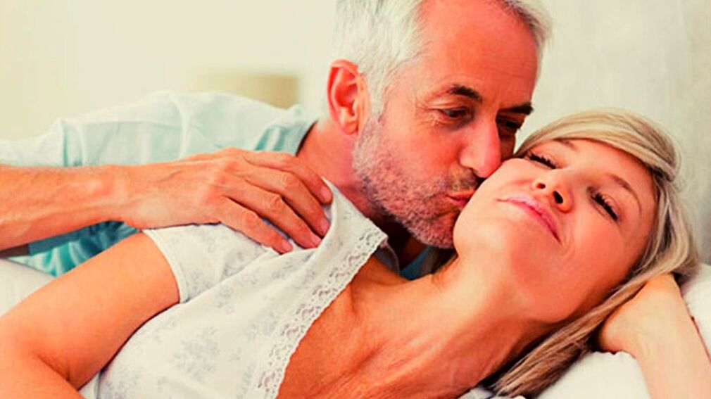 زوجان سعيدان في سن النضج مع عدم وجود مشاكل في الحياة الحميمة